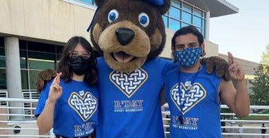 Scotty and students on R'Day